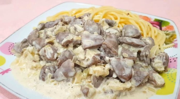 Куриные сердечки, тушеные в сметане