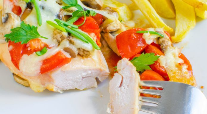 Курица под помидорами и сыром