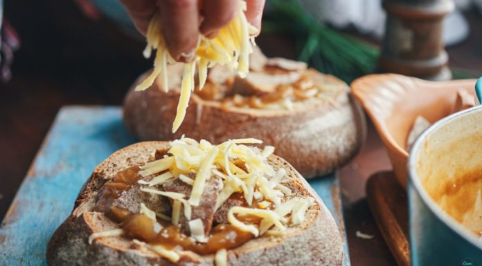 Луковый хлеб с сыром