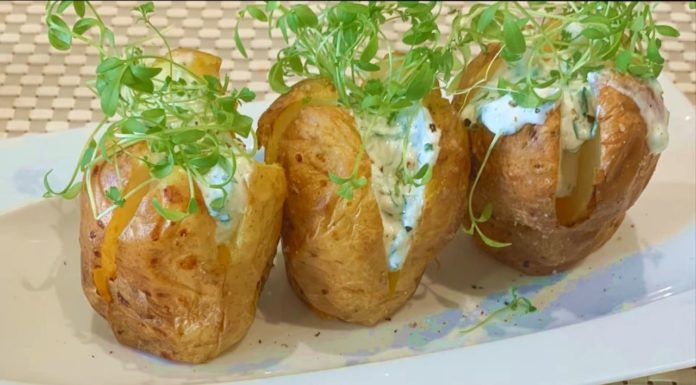 Печеный картофель с селедочным соусом