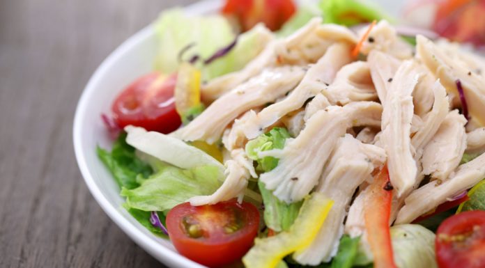 Легкий салат с курицей