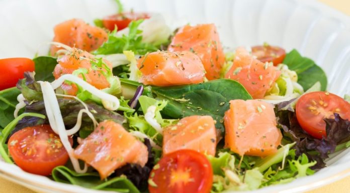 Салат с кусочками семги