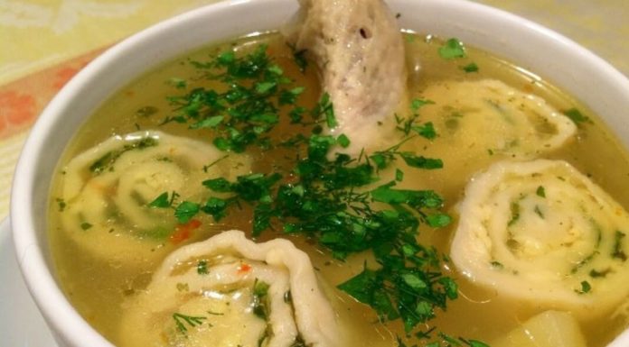 Вкусный куриный суп с сырными рулетиками