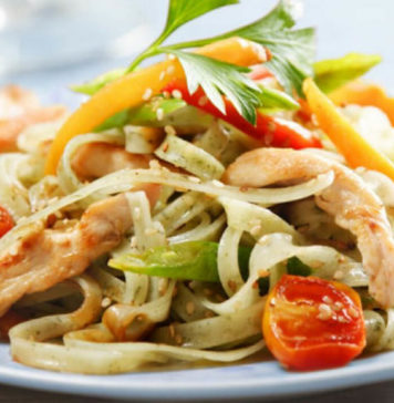 Рисовая лапша с куриной грудкой и овощами
