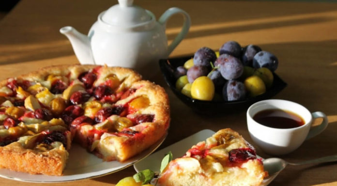 Пирог со сливой и яблоком придаст заряд сил на весь день!