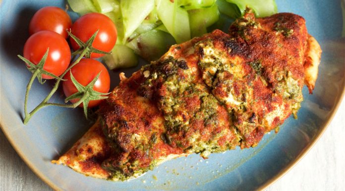 Куриное филе, запеченное с помидорами и сыром
