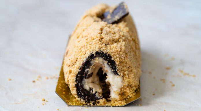 Бисквитный рулет с бананом