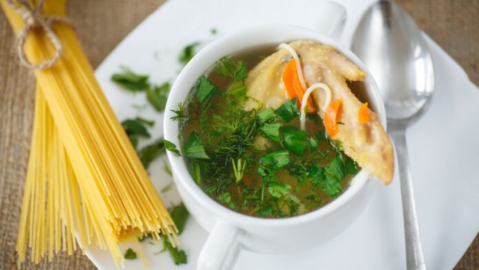 Куриный суп с овощами и спагетти - быстро и вкусно